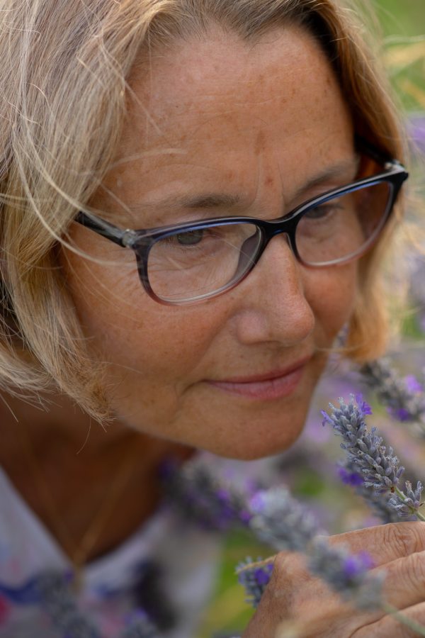 Laurence Cunin Mille en train de sentir une lavende